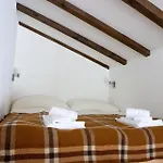 Daire Attic Apartment With Pool, Sauna, And Fireplace